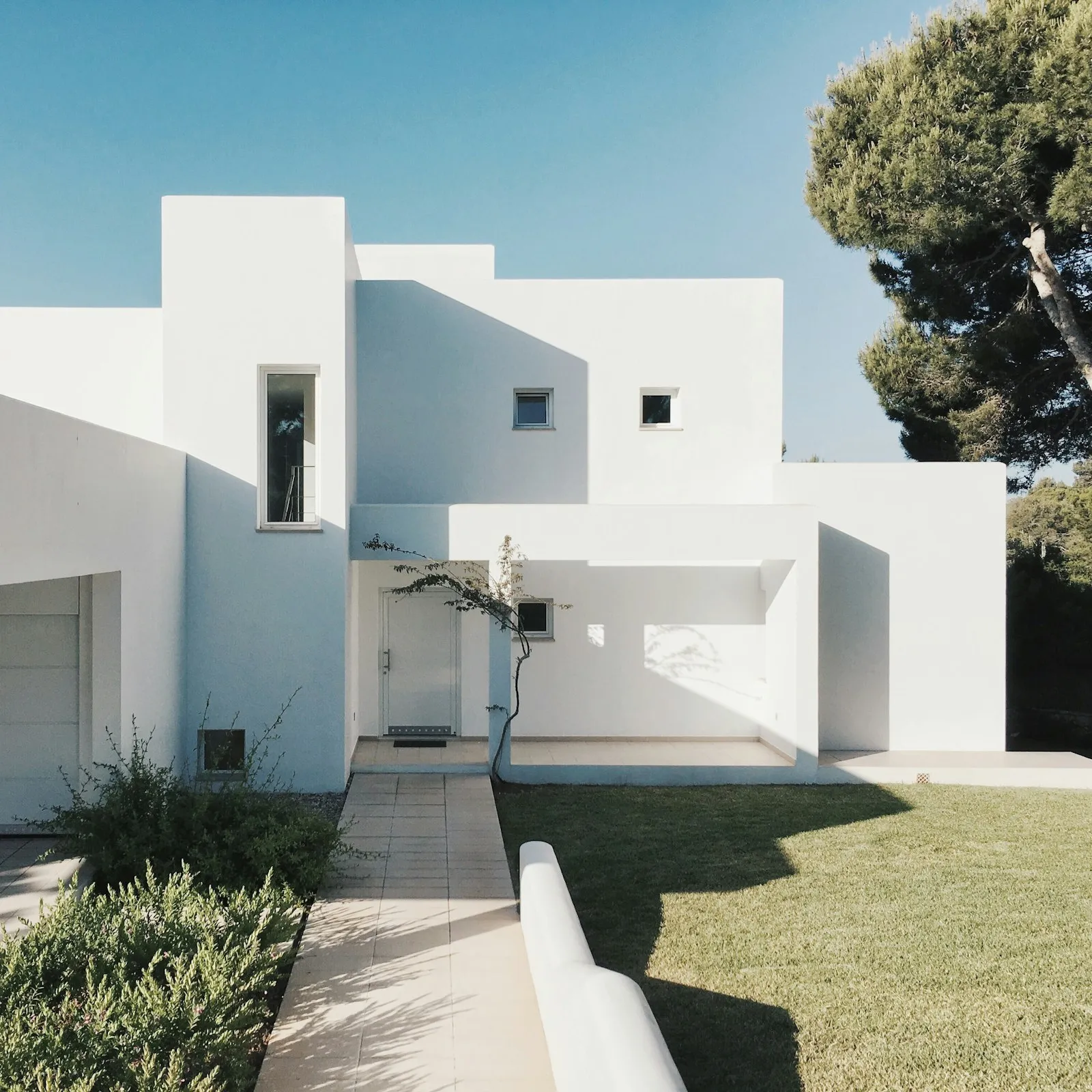 Casa moderna sobre la que se señalan los puntos de instalación de seguridad y conectividad