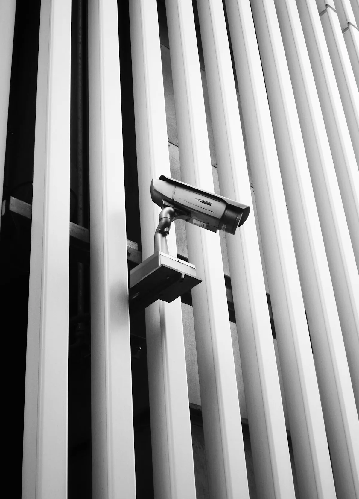 Cámara de seguridad instalada en una fachada